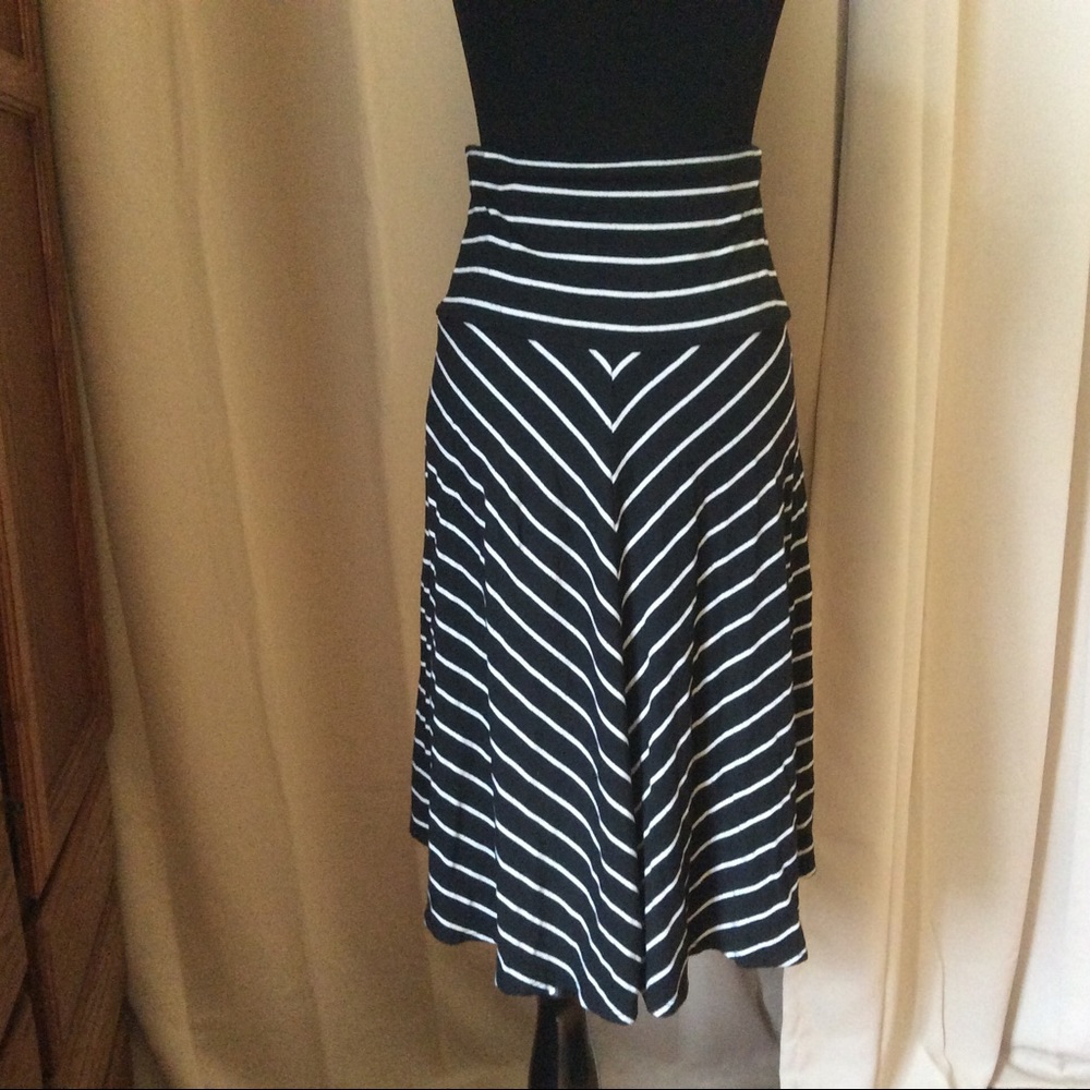 ❤️3/$15❤️ Motherhood Maternity Under or Over skirt - Picture 2 of 5